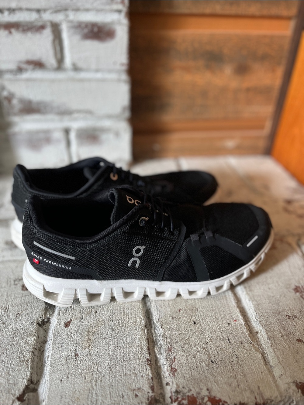 On Running women’s size 10 Cloud Sneakers in Black and White - Picture 3 of 4
